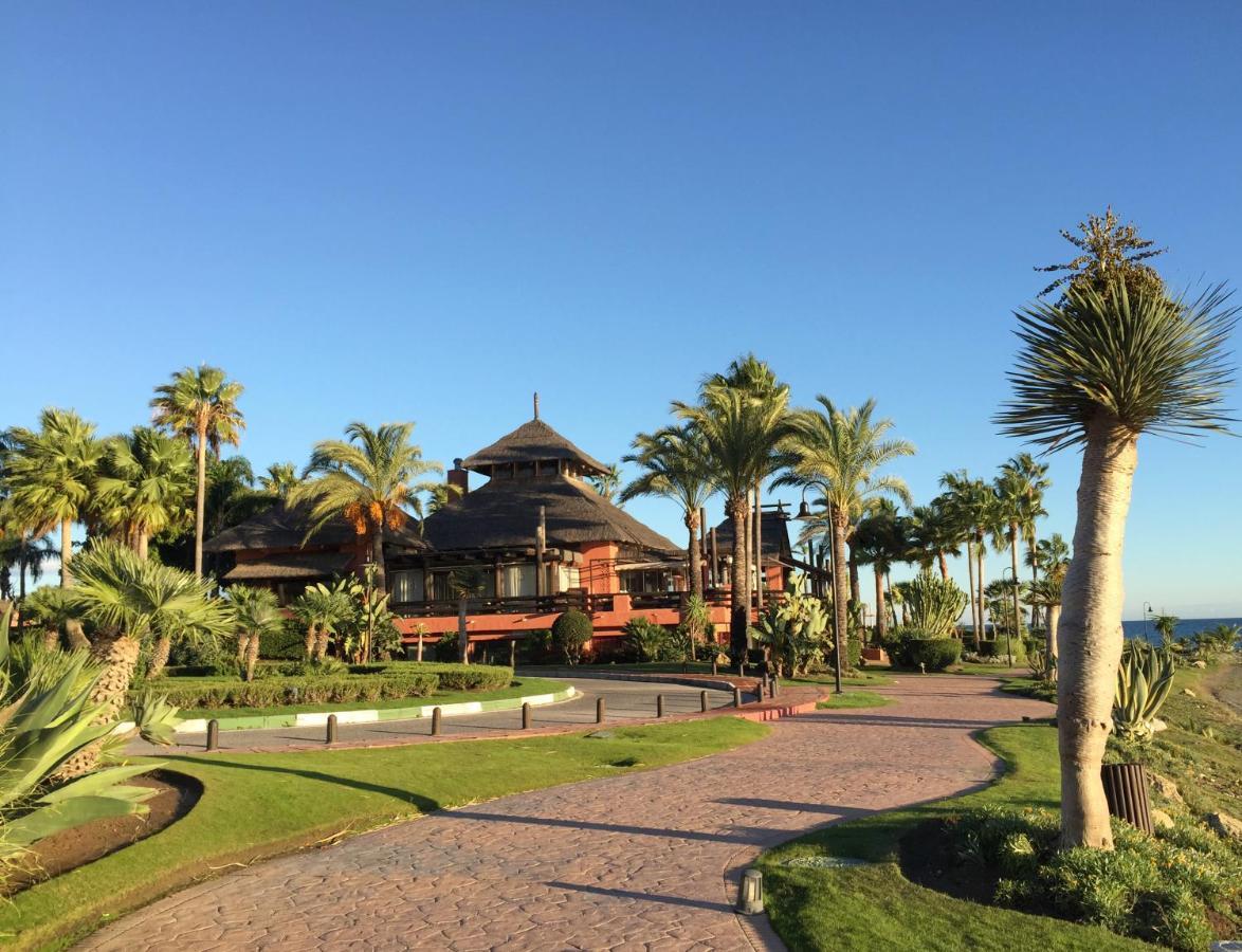 Salinas. Apartment For 4. Terrace/Parking/Pools/Gym/4Mins Beach Estepona Bagian luar foto
