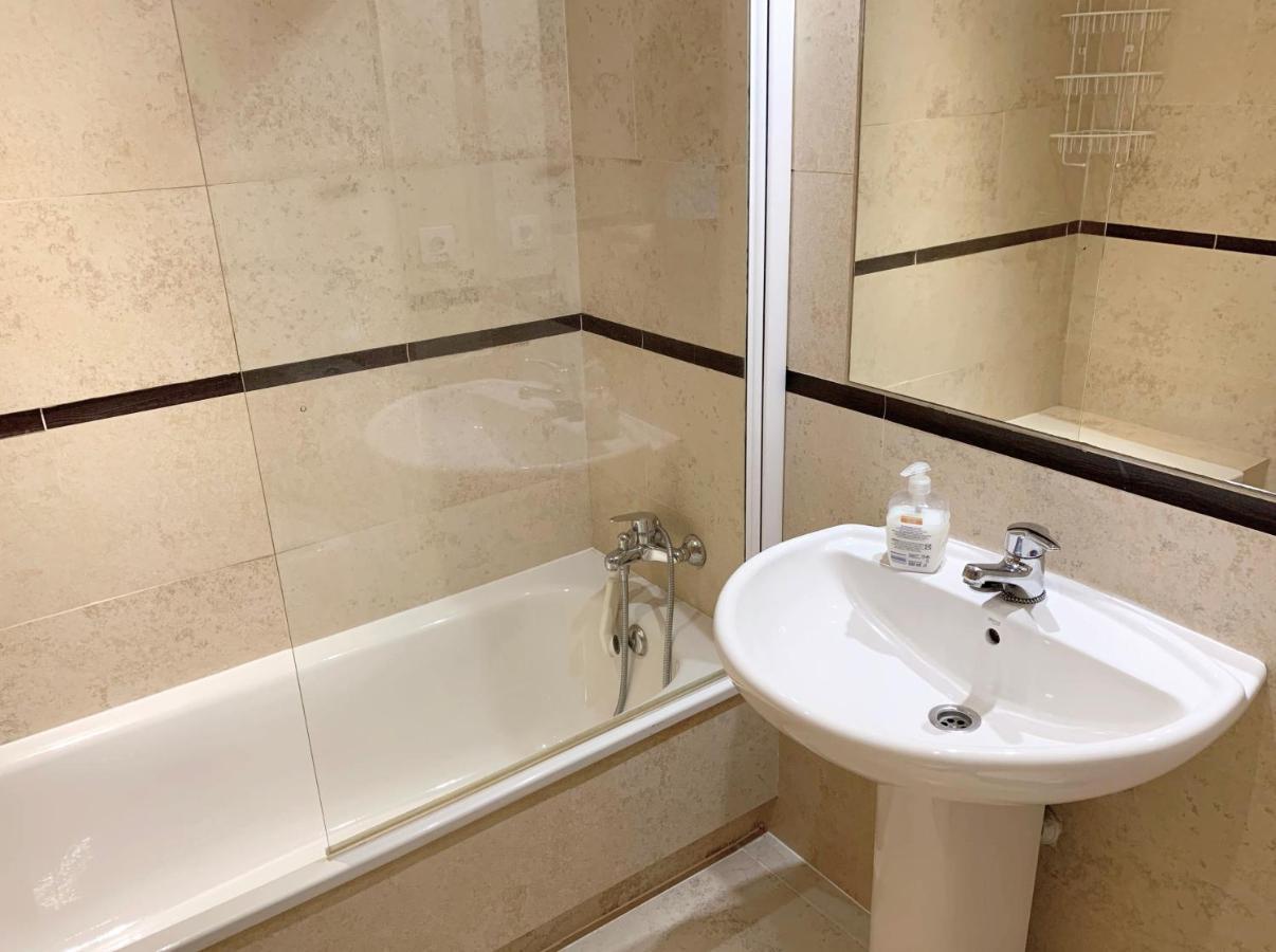 Salinas. Apartment For 4. Terrace/Parking/Pools/Gym/4Mins Beach Estepona Bagian luar foto
