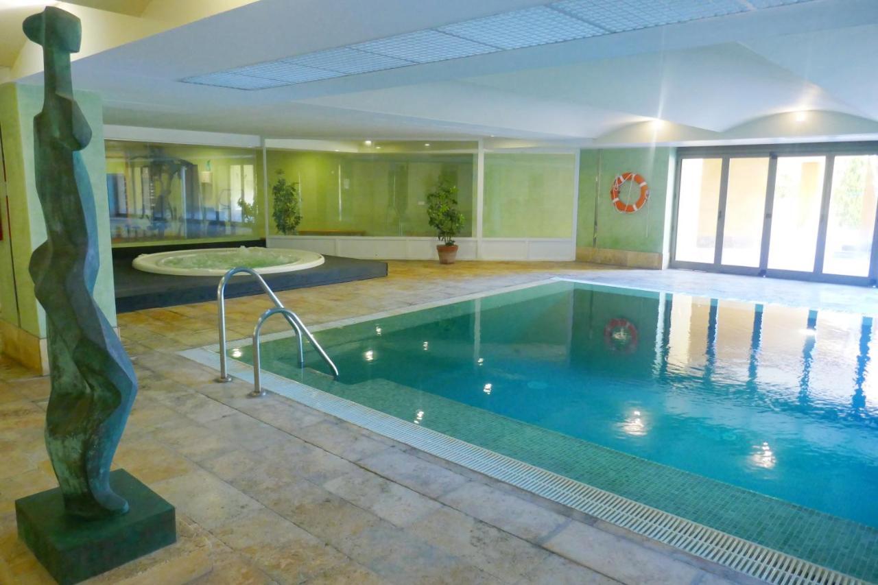Salinas. Apartment For 4. Terrace/Parking/Pools/Gym/4Mins Beach Estepona Bagian luar foto