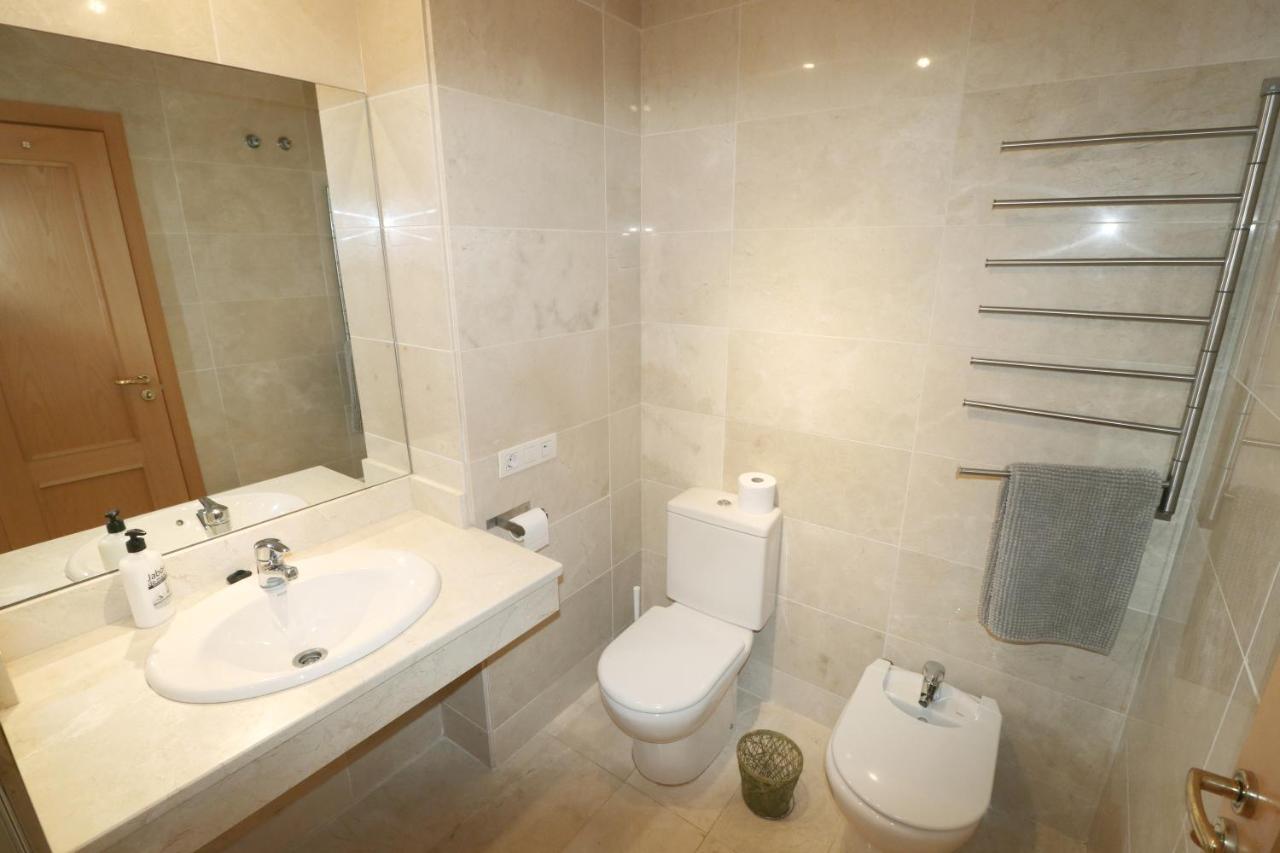 Salinas. Apartment For 4. Terrace/Parking/Pools/Gym/4Mins Beach Estepona Bagian luar foto