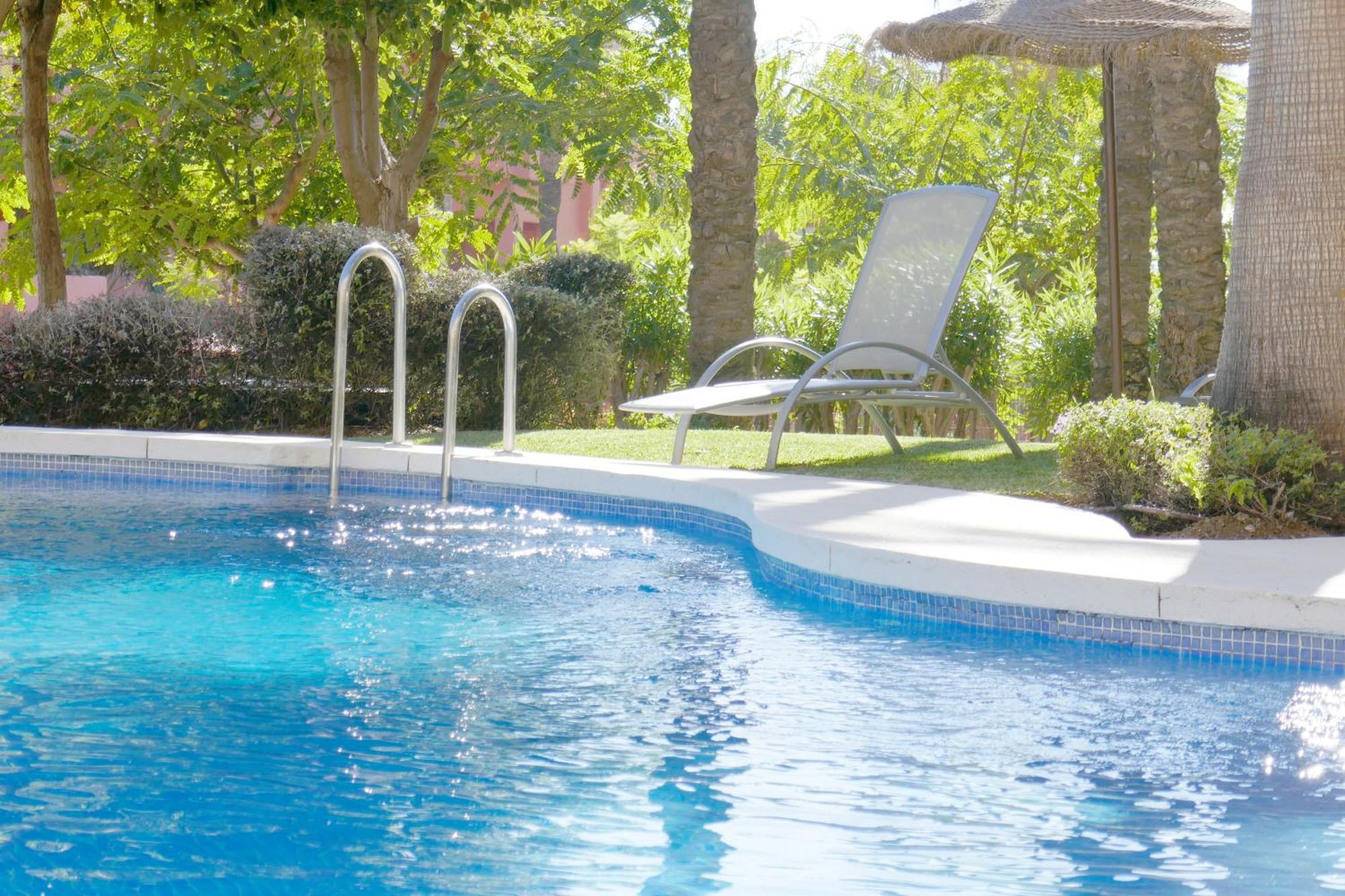 Salinas. Apartment For 4. Terrace/Parking/Pools/Gym/4Mins Beach Estepona Bagian luar foto