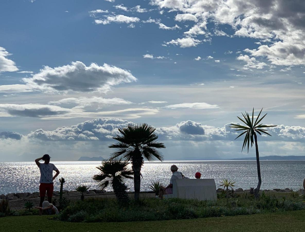 Salinas. Apartment For 4. Terrace/Parking/Pools/Gym/4Mins Beach Estepona Bagian luar foto